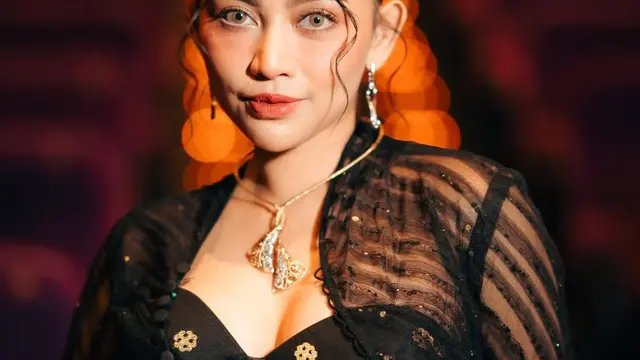 Potret cantik Rachel Vennya kenakan kebaya hitam transparan (credit: instagram/rachelvennya)