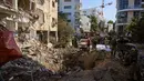 Belum ada informasi tambahan yang disampaikan terkait dampak keseluruhan dari serangan tersebut. Tampak dalam foto, pasukan keamanan Israel dan tim penyelamat memeriksa lokasi serangan rudal Iran di Tel Aviv, Israel, Selasa, 24 Maret 2026. (AP Photo/Oded Balilty)