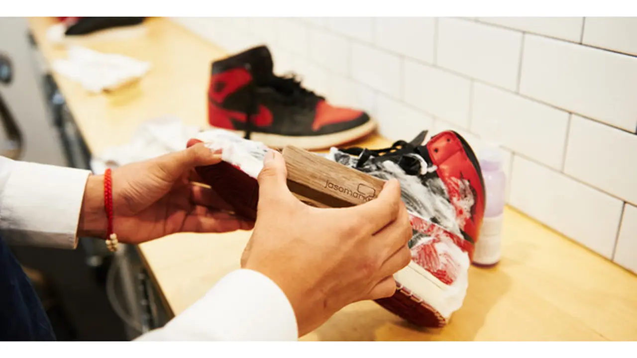 Sneakers Kembali Bersih dengan Pasta Gigi