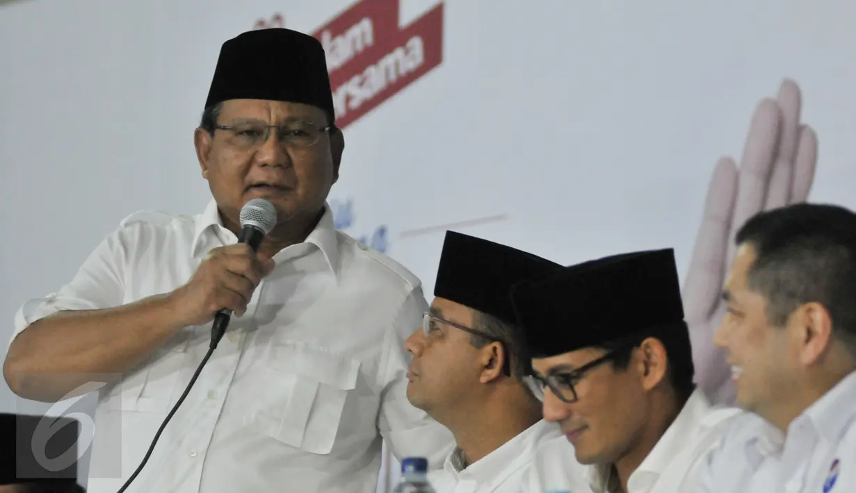 Ketua Umum Partai Gerindra, Prabowo bersama Cagub dan Cawagub DKI Jakarta, Anies Baswedan-Sandiaga Uno saat memberikan sambutan untuk kemenangan hitung cepat suara Pilkada di kantor DPP Gerindra, Jakarta Selatan, Rabu (19/4). (Liputan6.com/Yoppy Renato)