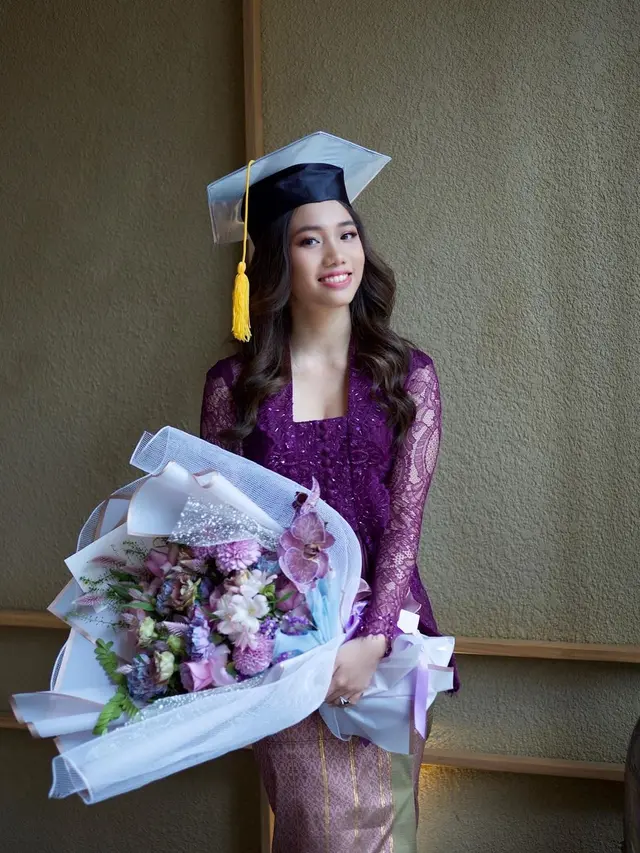 Didampingi Ibunda, Ini 6 Potret Wisuda SMA Jasmine Abeng Anak Ririn Ekawati