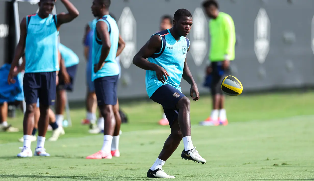Moisés Caicedo dan Kendry Páez menjadi kunci dalam strategi Ekuador untuk menghadapi Argentina. (Charly TRIBALLEAU / AFP)