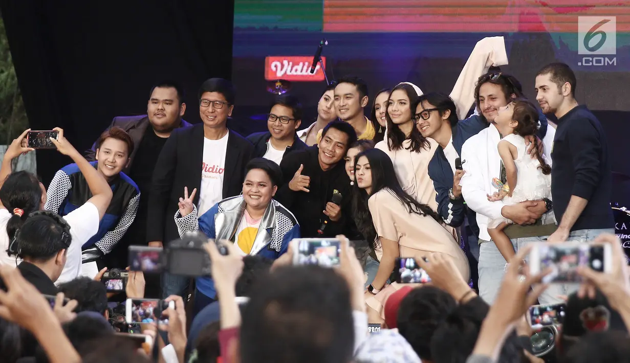 VP Product PT. Kreatif Media Karya, Hadikusuma Wahab bersama Dirut Vidio.com, Sutanto Hartono dan pemain sinetron Anak Langit saat Launching Vidio Premier pada acara Vidio Fair 2.0 di Gandaria City, Jakarta, Sabtu (3/11). (Liputan6.com/Herman Zakharia)