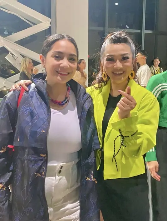 Nagita Slavina nampak hadir untuk medukung sang suami yang berjalan di cat walk Erigo. Ibu dua anak tampil dengan coat biru bermotif, dipadukan inner dan short pants putihnya. Kalung model rantai colorfull seharga Rp1,8 jutaan pun menambah stunning penampilannya. @fitricarlina