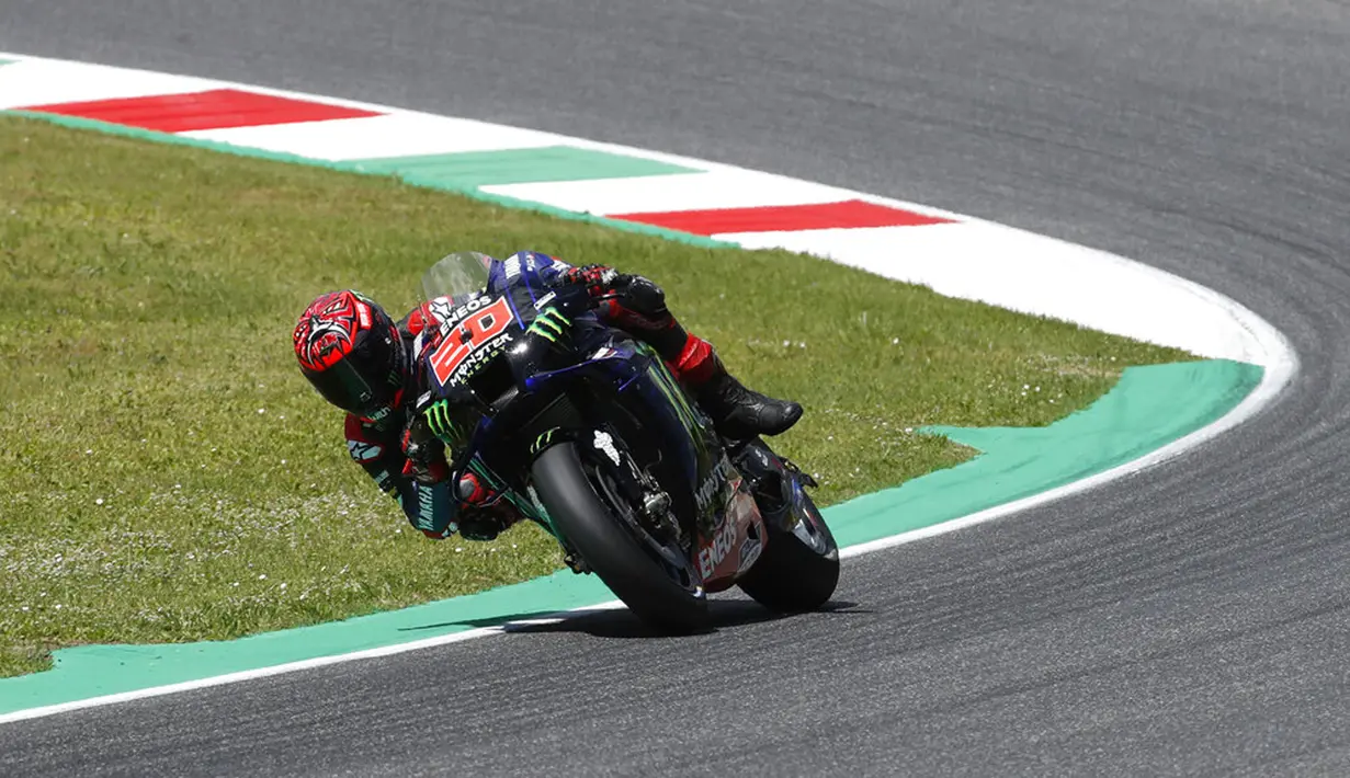 Pemabalap Yamaha Fabio Quartararo mengendarai motornya selama balapan MotoGP Mugello di Sirkuit Mugello, Scarperia, Italia, Minggu (30/5/2021). Fabio Quartararo berhasil meraih posisi pertama. (AP Photo/Antonio Calanni)