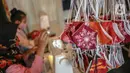 Perajin menyelesaikan pembuatan masker batik di Butik Elemwe, Jakarta, Jumat (2/10/2020). Spesifikasi masker kain ber-SNI terbagi menjadi tiga tipe antara lain tipe A untuk penggunaan umum, tipe B penggunaan filtrasi bakteri, dan tipe C penggunaan filtrasi partikel. (Liputan6.com/Faizal Fanani)