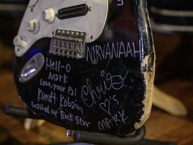 Gitar Listrik Smashed Black Fender Stratocaster Kurt Cobain ditampilkan selama pratinjau pers Julien's Auctions menjelang pameran publik dan lelang "Music Icons", di Hard Rock New York pada 15 Mei 2023.  (Photo by ANGELA WEISS / AFP)