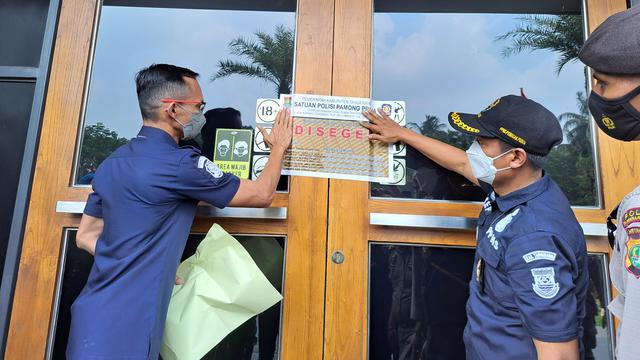 Gerai Holywings di Kabupaten Tangerang disegel oleh Petugas Satpol PP. (Liputan6.com/Pramita Tristiawati).