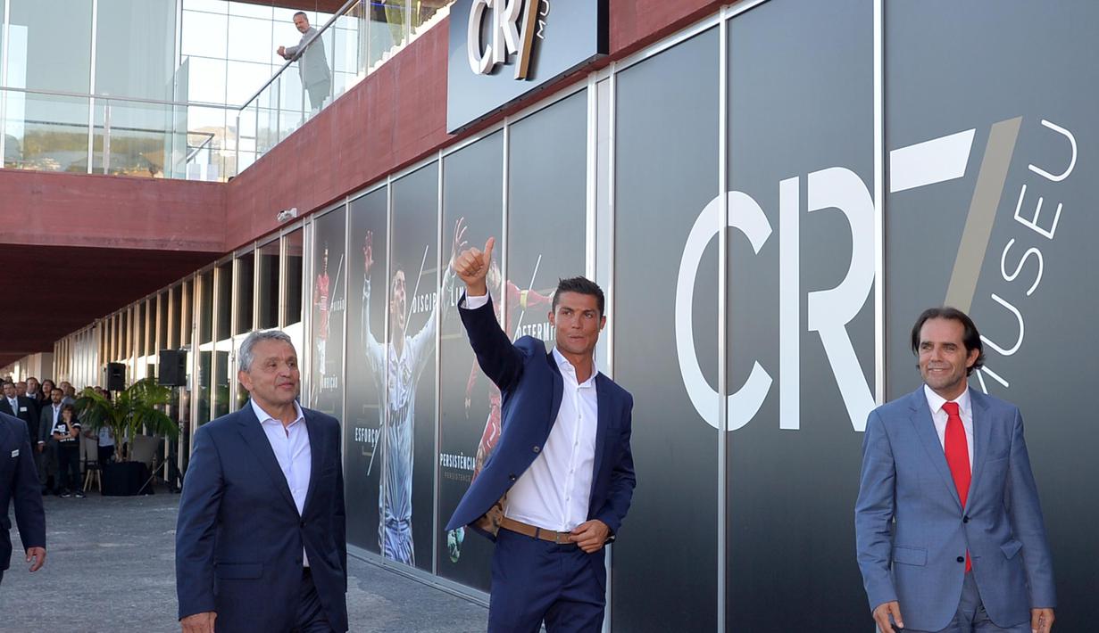 Cristiano Ronaldo saat membuka Pestana CR7 Hotel di Funchal, Madeira, (22/7/2016). Ronaldo menginvestasikan sekitar 37 juta euro untuk empat Hotel yang dikelola Pestana Hotel grup dengan logo "CR7" di Portugal, Madrid dan New York. (AFP/Joana Sousa)