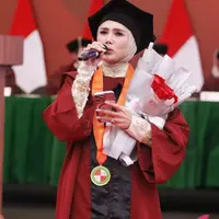 Momen Mulan Jameela Wisuda S1 (Sumber: Instagram/sandi.photography)