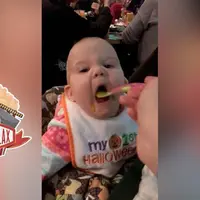 Lihat Semangat Bayi Ini Saat Makan