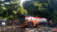 Pemusnahan minuman keras atau miras di Polda Metro Jaya (Merdeka.com/ Ronald)