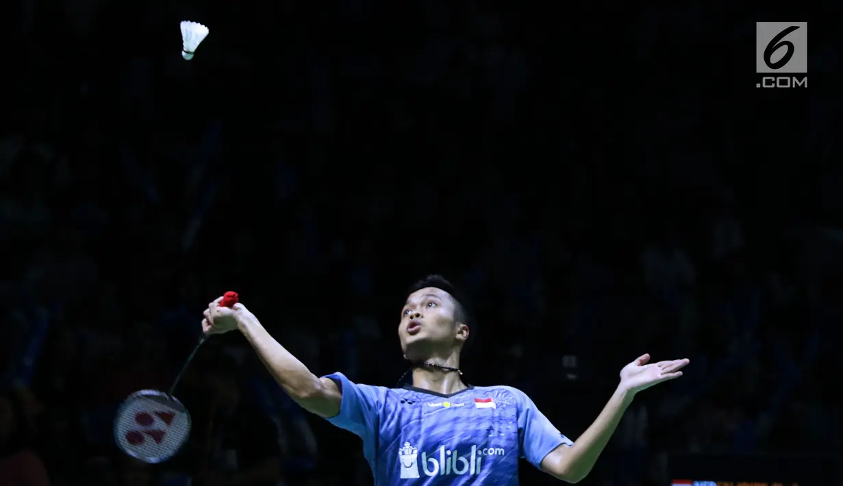 Tunggal putra Indonesia, Anthony Sinisuka Ginting mengembalikan kok ke pebulu tangkis Belanda, Mark Caljouw pada babak 32 besar Indonesia Open 2018, Istora GBK, Jakarta, Rabu (4/7). Anthony menang 21-9, 21-17. (Liputan6.com/Helmi Fithriansyah)