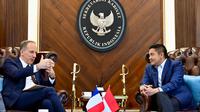 pertemuan antara Duta Besar Republik Prancis untuk Republik Indonesia, Fabien Penone, dengan Sekretaris Kabinet, Teddy Indra Wijaya, di Gedung Sekretariat Kabinet Jakarta pada Selasa, (13/5/2025). (Foto: Cahyo - Biro Pers Sekretariat Presiden)