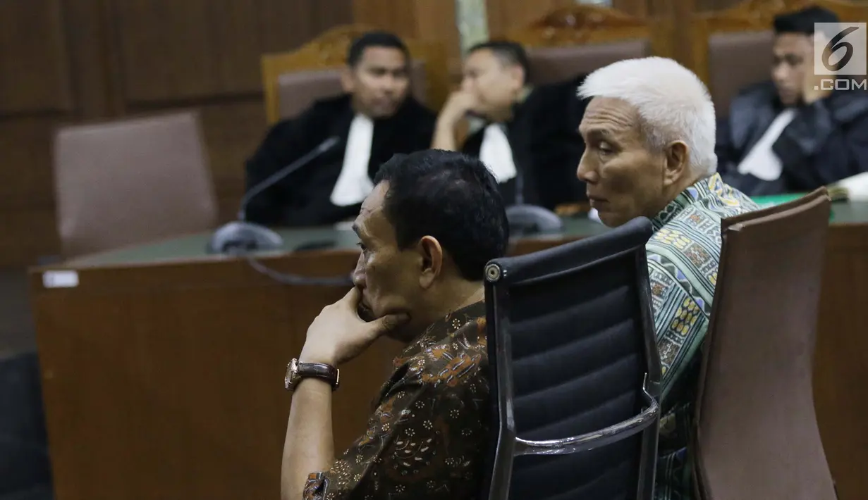 Terdakwa suap dana hibah Kemenpora ke KONI yang juga Sekjen KONI Ending Fuad Hamidy (kiri) dan Bendahara KONI Johnny E Awuy saat menjalani sidang pembacaan tuntutan di Pengadilan Tipikor, Jakarta, Kamis (9/5/2019). Ending dituntut 4 tahun dan Johnny 2 tahun penjara. (Liputan6.com/Helmi Fithriansyah)