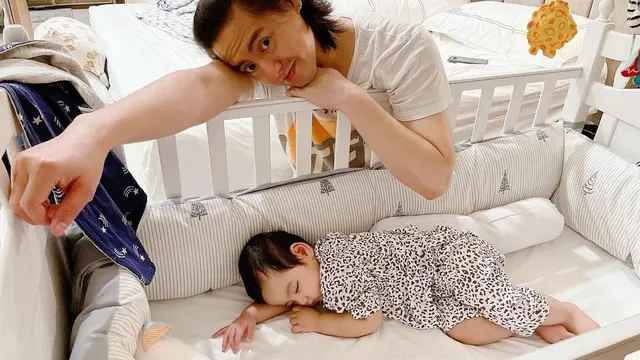 Roger Danuarta dan putranya, Shaquille Kaili Danuarta. (Foto: Instagram @cutratumeyriska)