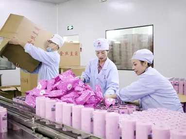 Para pekerja mengemas produk di sebuah perusahaan di wilayah Tonglu, Hangzhou, Provinsi Zhejiang, China, 4 November 2020. Sejumlah perusahaan mulai bersiap untuk penjualan Hari Lajang, sebuah festival belanja daring (online) mendatang. (Xinhua/Xu Junyong)