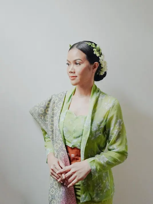 <p>Sementara itu, Yura Yunita tampil fresh dalam balutan kebaya berwarna hijau cerah. (Instagram/yurayunita).</p>