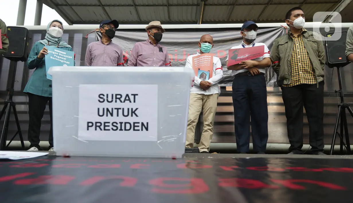 Penyidik KPK nonaktif, Novel Baswedan saat aksi bersama pegiat anti korupsi di depan Gedung ACLC KPK Kuningan, Jakarta, Rabu (15/9/2021). Dalam aksinya mereka meminta Presiden Joko Widodo membatalkan pemecatan 57 pegawai KPK yang tidak lolos TWK. (Liputan6.com/Helmi Fithriansyah)
