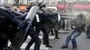 Polisi menembakkan gas air mata ke demonstran menjelang Konferensi Perubahan Iklim Dunia 2015 di Place de la Republique Paris, Prancis, Minggu (29/11). Paris melarang semua aksi demonstrasi pasca teror beberapa waktu lalu. (REUTERS/Eric Gaillard)