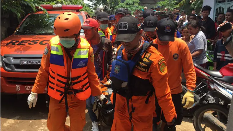 Pasukan Oranye Terseret Banjir di kawasan Kelapa Gading