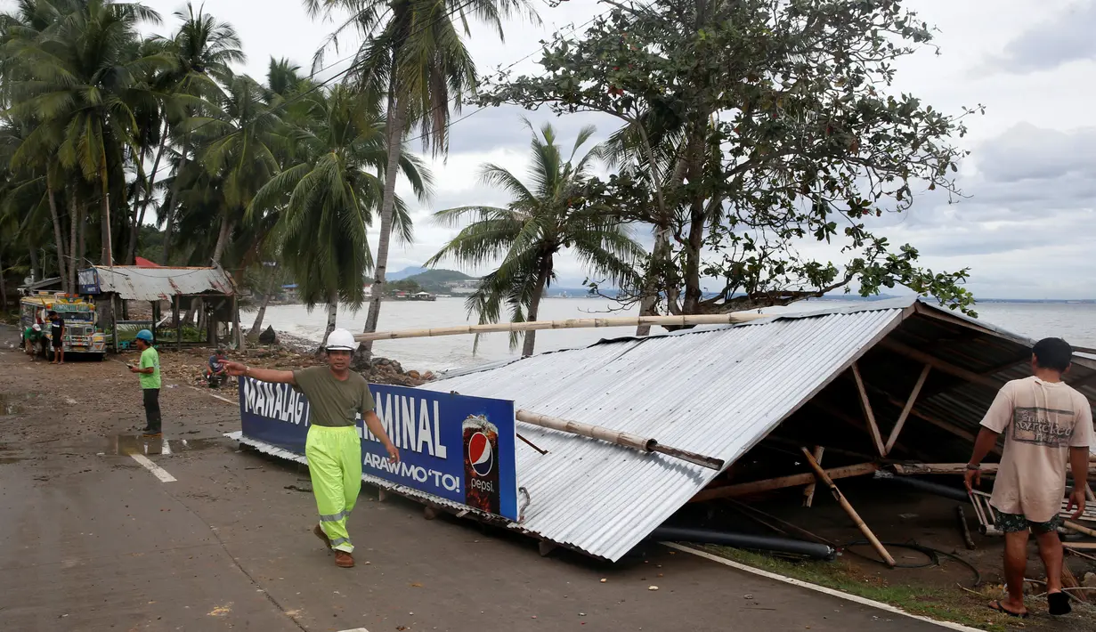 Tempat menunggu bus terlihat rusak akibat diterjang Topan Nock-Ten di Mabini, Filipina (26/12). Topan menewaskan sedikitnya empat orang dan menghancurkan rumah-rumah warga. (REUTERS/Erik De Castro)