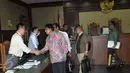 Ramapanicker Rajamohanan Nair menyalami Penuntut Umum usai sidang vonis di Pengadilan Tipikor, Jakarta, Senin (17/4). Vonis majelis hakim lebih ringan dari tuntutan jaksa yakni empat tahun penjara. (Liputan6.com/Helmi Afandi)