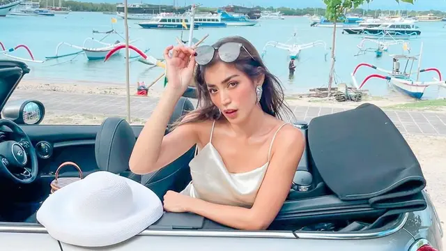 FOTO: Gaya Jessica Iskandar Pakai Kacamata, Makin Stylish