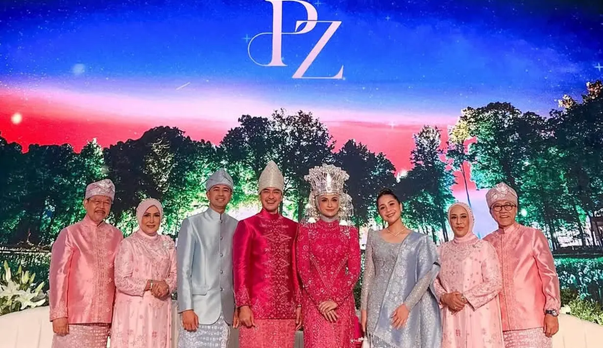 Nagita Slavina dan Raffi Ahmad hadir menjadi among tamu dengan pakaian serba baby blue. Raffi Ahmad tampak mengenakan beskap dipadukan bawahan kain songket di atas celana panjang. [@raffinagita1717]