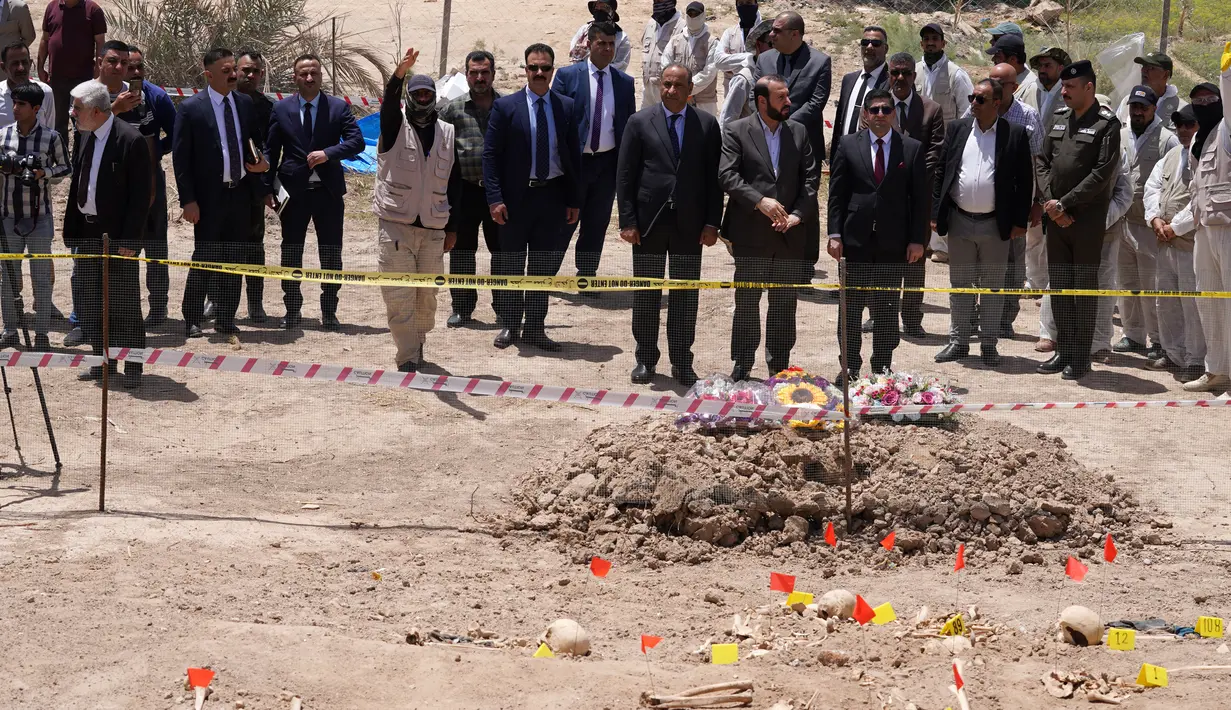 <p>Pejabat Irak mengunjungi kuburan massal di mana sisa-sisa manusia digali oleh pihak berwenang negara itu, dekat kota selatan Najaf, pada 14 Mei 2022. Kuburan massal itu, pertama kali ditemukan pada April tahun ini, diyakini menampung puluhan orang yang kemungkinan besar tewas di bawah mendiang diktator Saddam Hussein, kata seorang pejabat. (AFP)</p>
