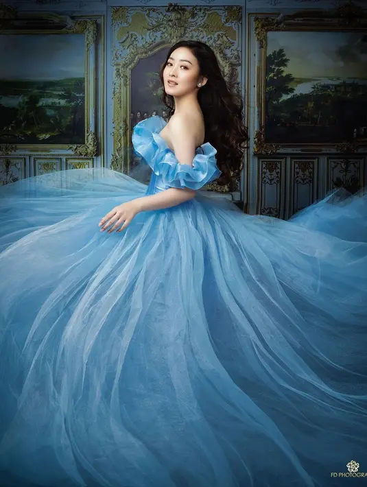 Cinderella (Instagram @natashawilona12)