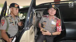 Kapolda Metro Jaya Irjen M Iriawan turun dari mobil setibanya Rumah Sakit Polri, Jakarta Timur, Kamis (25/5). Kedatangan Kapolda untuk menjenguk empat polisi yang menjadi korban bom Kampung Melayu. (Liputan6.com/Helmi Afandi)