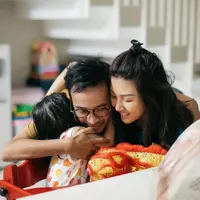 Rumah tangga Ruben Onsu dan Sarwendah menjadi contoh keluarga harmonis romantis. Meski bisa dibilang telah memiliki segalanya, tapi pasangan ini sering kali tampil sederhana. (Instagram/sarwendah29)