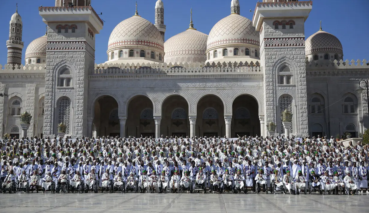 Ribuan pengantin pria mengenakan pakaian tradisional saat berpartisipasi pada acara nikah massal di Sanaa, Yaman, 2 Desember 2021. Houthi mengadakan nikah massal untuk ribuan pasangan.  (AP Photo/Hani Mohammed)
