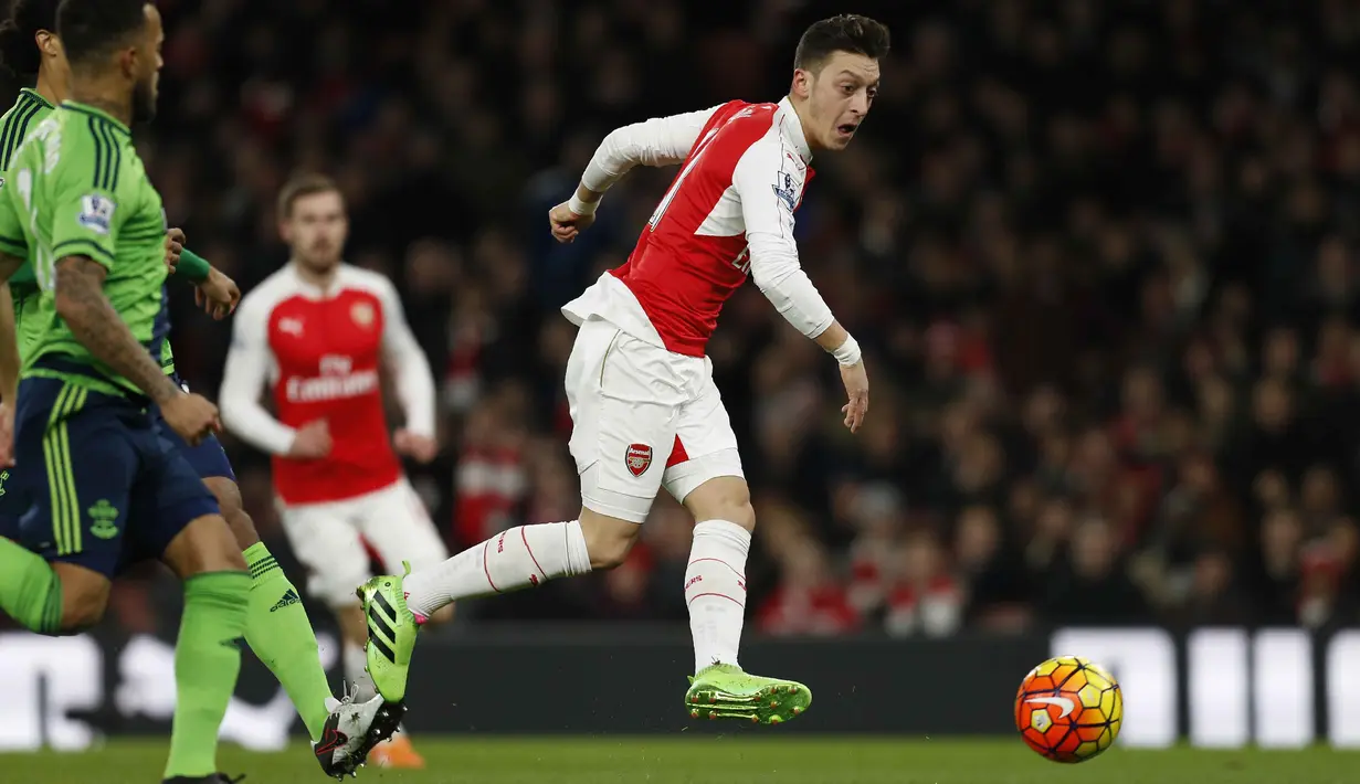 Gelandang Kreatif Arsenal, Mesut Ozil (kanan) menjadi pemain teratas dengan jumlah assists terbanyak yaitu 16 kali Assists pada Liga Premier Inggris. (AFP/IKimages) 