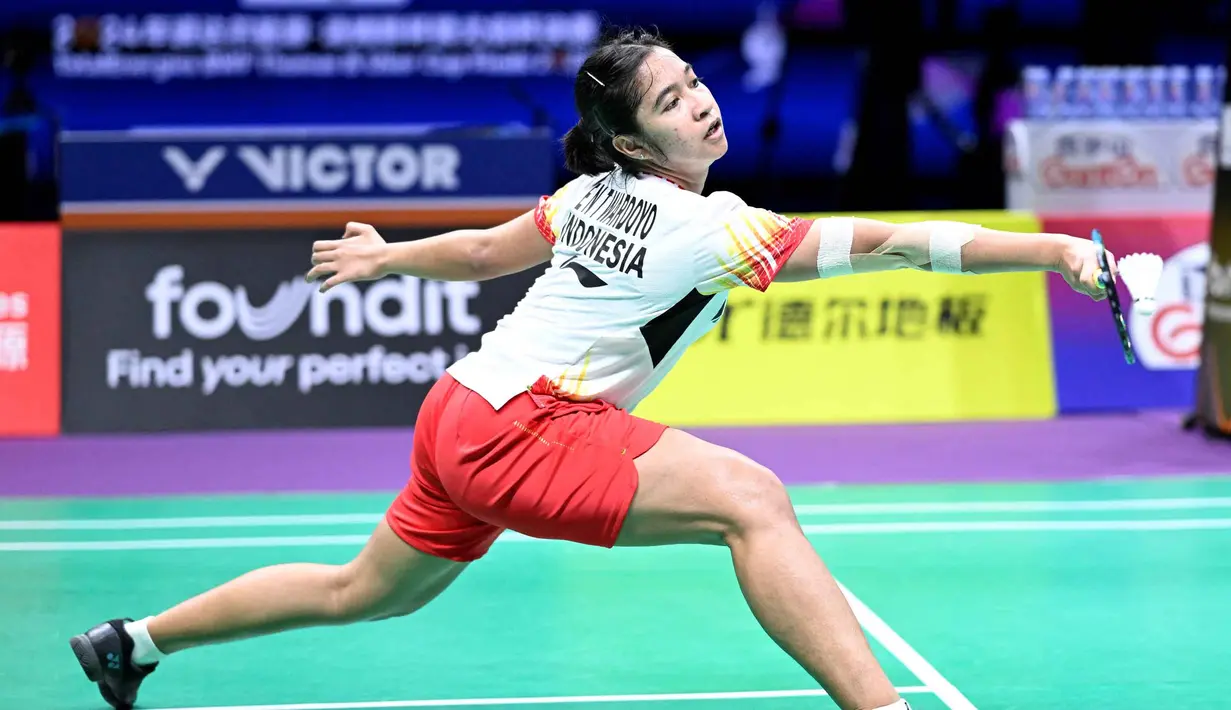 Pebulu tangkis Indonesia, Ester Nurumi Tri Wardoyo mengembalikan kok ke arah Supanida Katethong dari Thailand dalam perempat final tunggal putri turnamen bulu tangkis Piala Thomas dan Uber di Chengdu, provinsi Sichuan, Tiongkok pada 3 Mei 2024. (WANG Zhao/AFP)