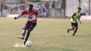 Pemain FC Bekasi City, Ezequiel Ndouassel, melepaskan tendangan penalti saat sesi latihan di Lapangan Harin, Tengerang Selatan, Rabu (7/9/2023). (Bola.com/M Iqbal Ichsan)