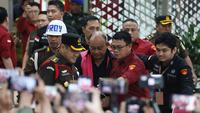 Mantan Kepala Badan Gizi Nasional (BGN), Dadan Hindayana (mengenakan rompi tahanan – tengah) digiring ke mobil tahanan usai menjalani pemeriksaan di Gedung Kejaksaan Agung RI, Jakarta, Rabu (3/6/2026). (Kapanlagi.com/Budy Santoso)
