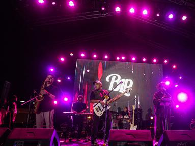 Musisi Barry Likumahuwa Project Reunion feat Teddy Adhitya saat tampil menghibur para penonton Pertamina Weekend Fest 2024 di QBig, Kabupaten Tangerang, Banten, Minggu (7/7/2024). (Liputan6.com/Angga Yuniar)