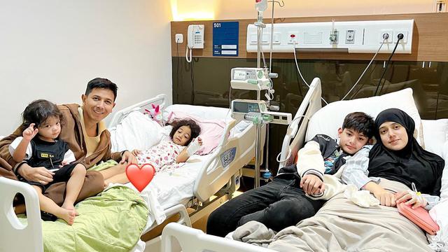 Terserang DBD, Ini 7 Potret Fairuz A Rafiq dan Anak Rayakan Lebaran di Rumah Sakit
