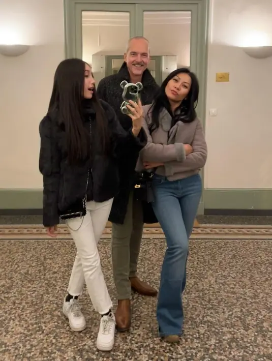Anggun juga membagikan foto suaminya, Christian Kretschmar bersama Kirana. Tampak Kirana begitu akrab dengan ayah sambungnya sejak masih kecil. Kini beranjak remaja, gadis kelahiran 2007 itu tetap akrab dengan Anggun dan Christian. Begini gaya kompak Kirana saat mirror selfie bareng orangtuanya. (Liputan6.com/IG/@anggun_cipta)