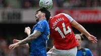 Duel sengit antara Marcos Senesi dari Bournemouth dan Viktor Gyokeres dari Arsenal dalam laga Premier League di Emirates Stadium, London, 11 April 2026. (AFP/Gyln Kirk)