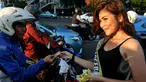 Sejumlah wanita cantik membagi-bagikan uang kepada warga yang melintas di Bundaran HI, Jakarta, Kamis (9/4/2015).  Kegiatan tersebut dalam rangka sosialisasi peluncuran sebuah aplikasi game online (Liputan6.com/Johan Tallo).