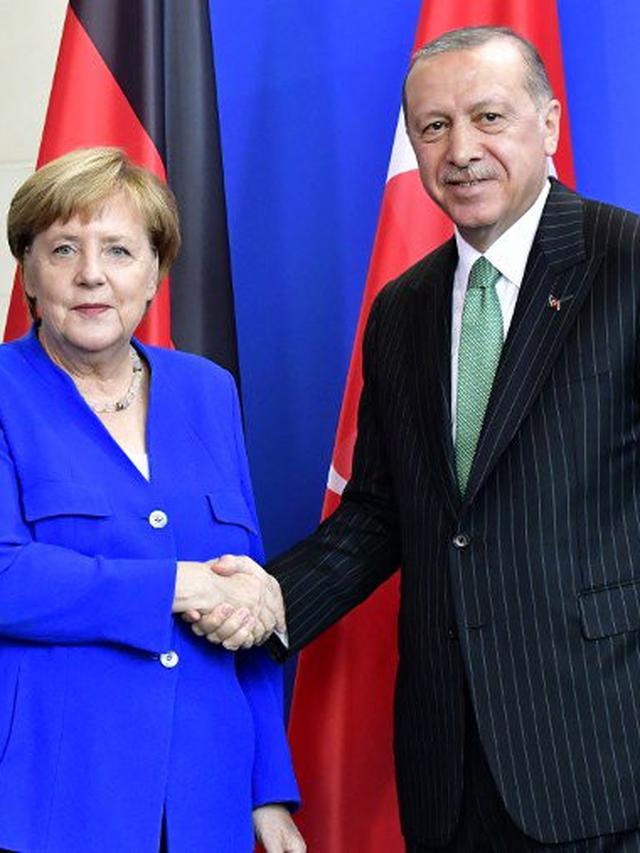 Kanselir Jerman Angela Merkel berjabat tangan dengan Presiden Turki Reccep Tayyip Erdogan (AFP)
