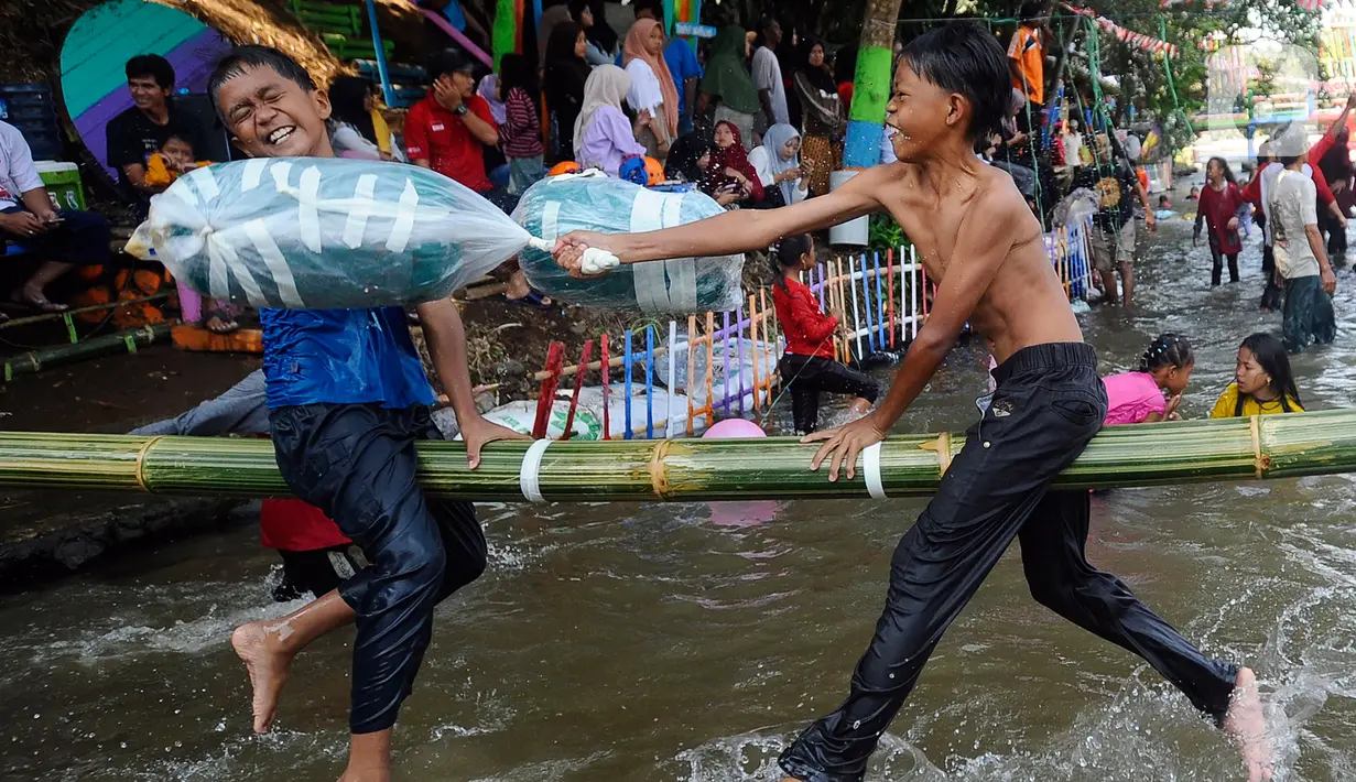 Selain itu, guna membuat permainan gebuk bantal ini lebih menarik, biasanya lomba ini ditempatkan di atas kolam yang berisikan air. (merdeka.com/Arie Basuki)
