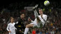 Gareth Bale ikut menyumbangkan gol ke gawang Sevilla pada lanjutan La Liga Spanyol pekan ke-30 di Stadion Santiago Bernabeu, Senin (21/3/2016) dini hari WIB.  (REUTERS/Sergio Perez)