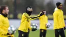 Pemain Borussia Dortmund, Achraf Hakimi, saat latihan jelang laga Liga Champions 2019 di Dortmund, Senin (4/11). Borussia Dortmund akan berhadapan dengan Inter Milan. (AP/Martin Meissner)