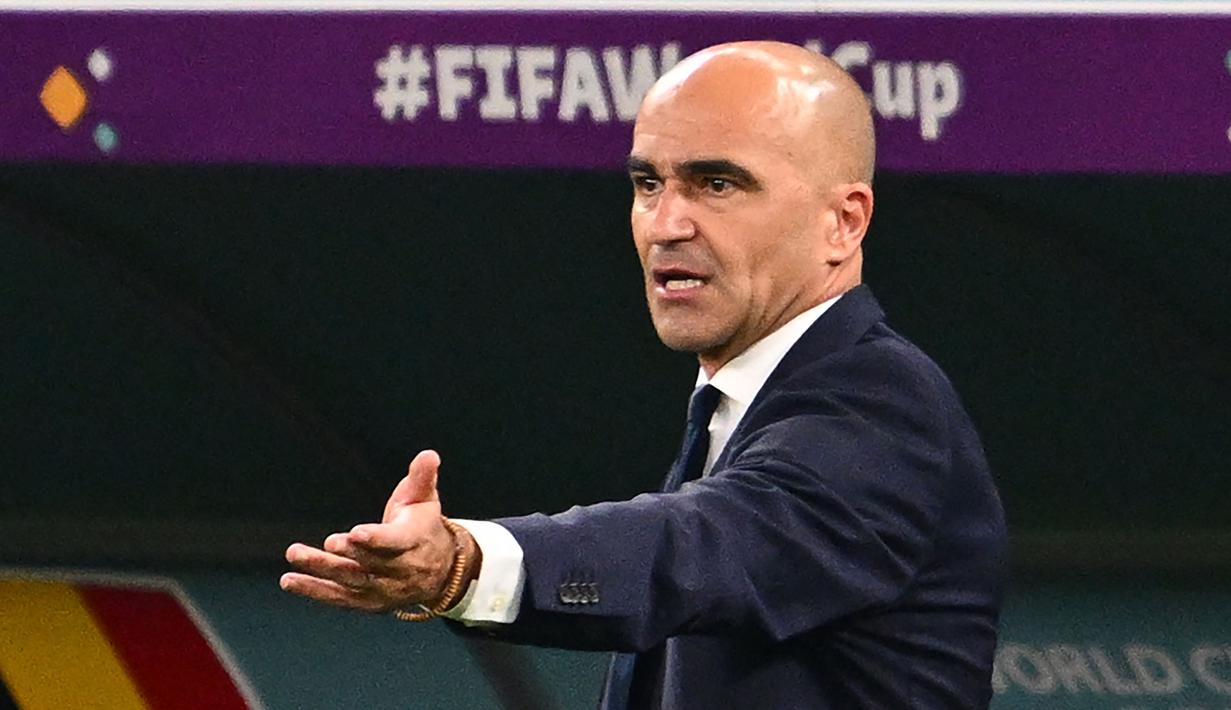 Timnas Belgia yang diunggulkan di Grup F Piala Dunia 2022 harus gagal menembus babak 16 besar. Romelu Lukaku dan kolega harus finis di urutan ketiga dengan raihan 4 poin. Hal itu membuat Roberto Martinez mengundurkan diri. Martinez diketahui merupakan salah satu pelatih dengan gaji tertinggi. Pria asal Spanyol itu mendapatkan gaji 3 juta pound sterling atau Rp56 miliar per tahun. (AFP/Gabriel Bouys)