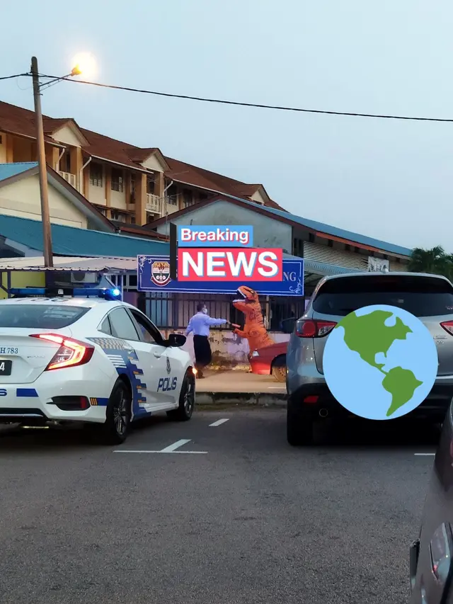 Para Guru di Malaysia Sambut Siswa Kembali ke Sekolah Gunakan Robot Transformer Hingga Mickey Mouse