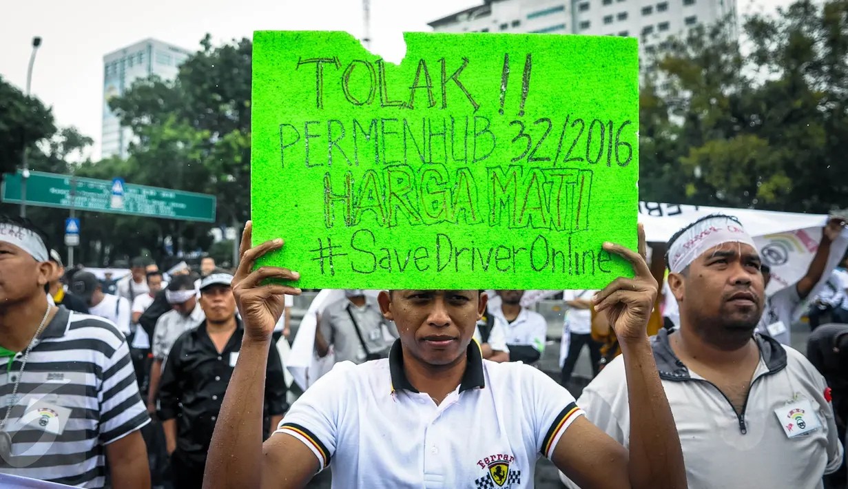 Massa yang tergabung dalam Asosiasi Driver Online (ADO) menggelar aksi di depan Istana, Jakarta, Senin (19/9). Para sopir online ini menolak diberlakukan ujian kendaraan bermotor (KIR) menggunakan SIM A UMUM per 1 Oktober 2016 (Liputan6.com/Faizal Fanani)